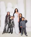 Foto keluarga Kim Kardashian bersama North, Chicago, Saint & Psalm di pesta Natal
[kimkardashian]