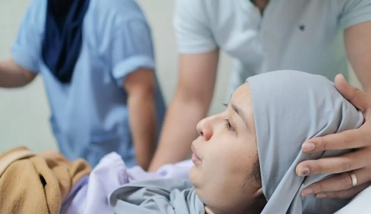Dilihat dari momennya, Kevin Lilliana melahirkan anak keduanya secara normal. Model, artis sekaligus pembawa acara berusia 27 tahun ini menambah jajaran artis yang melahirkan secara normal. Melihat Kevin Lilliana yang penuh perjuangan yang melahirkan anak kedua, tak sedikit netizen yang ikut merasa haru. Dapat dukungan dari keluarga, perawat dan tentunya sang suami, persalinan Kevin Lilliana berjalan dengan lancar. (Liputan6.com/IG/kevinlln)