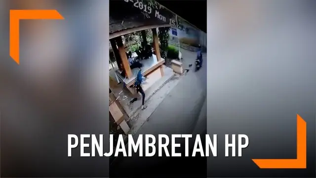 Awalnya dua pemuda sibuk bertanya alamat pada sekumpulan bocah yang berada di sebuah pos. Ketika salah satu bocah lengah, pemuda itu langsung menjambret ponsel si bocah.