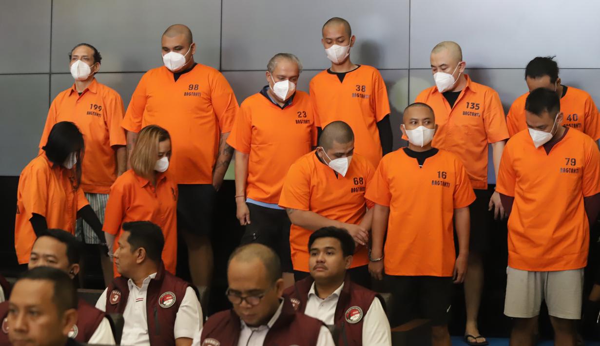 Para tersangka ditangkap dalam rangkaian operasi di sejumlah lokasi berbeda di wilayah Bali pada kurun waktu 9–11 Desember 2025, sebelum acara DWP dimulai. Tampak dalam foto, beberapa tersangka dihadirkan saat rilis pengungkapan peredaran narkoba jelang gelaran Djakarta Warehouse Project (DWP) 2025 di Bali pada 12–14 Desember 2025 lalu di gedung Bareskrim Mabes Polri, Jakarta, Senin (22/12/2025). (merdeka.com/Arie Basuki)