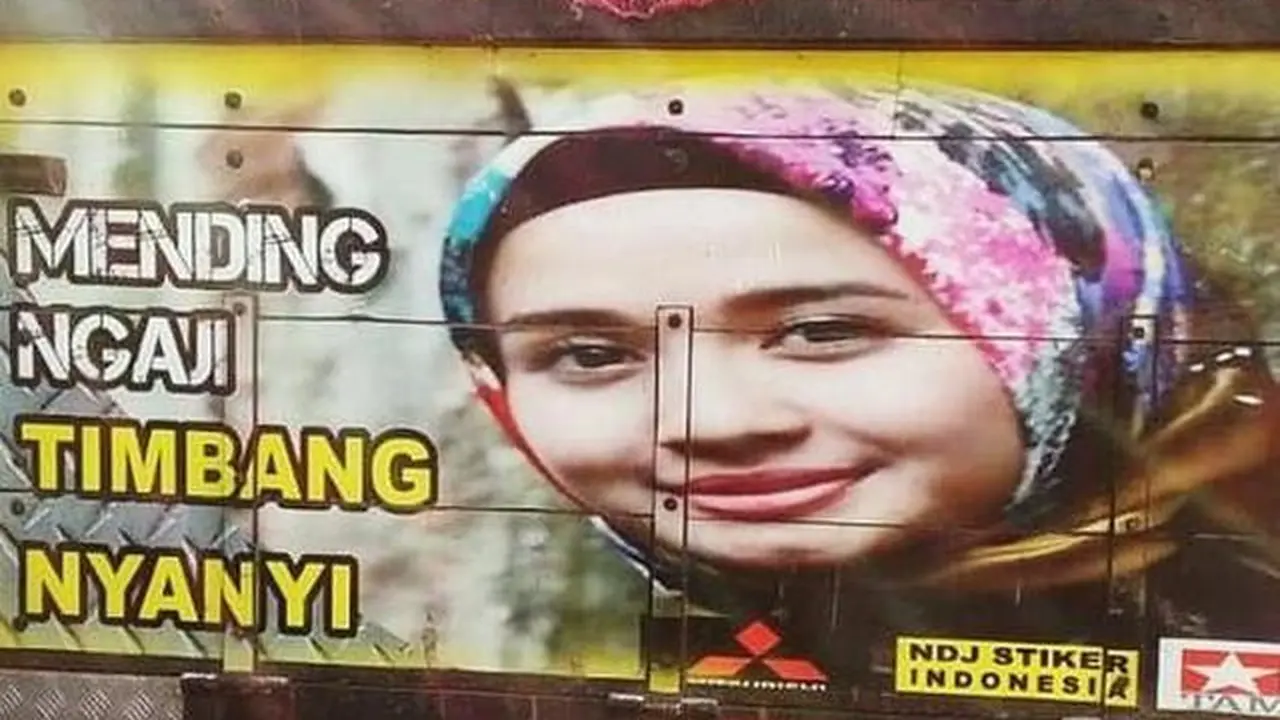 Kumpulan Potret Artis dengan Kata-Kata Bijak Menghiasi Belakang Truk (ist)