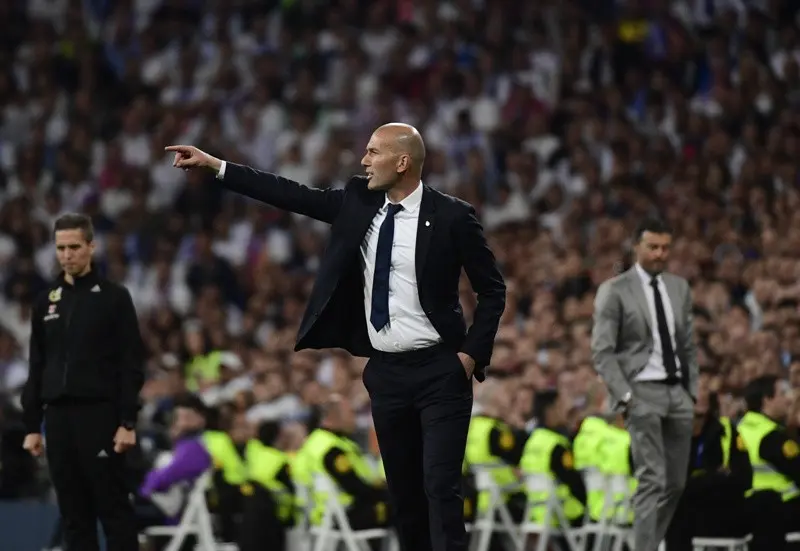 Zinedine Zidane memberi instruksi pada el clasico. (AFP/Pierre-Philippe Marcou)