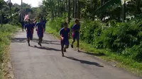 Pemain Persekap Pasuruan melakoni cross country pada pemusatan latihan di Lawang, Kabupaten Malang. (Bola.com/Robby Firly)