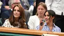 Kate Middleton dan Meghan Markle terlihat akrab dan banyak tertawa selama pertandingan tenis berlangsung. (OLI SCARFF / AFP)