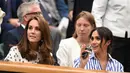 Kate Middleton dan Meghan Markle terlihat akrab dan banyak tertawa selama pertandingan tenis berlangsung. (OLI SCARFF / AFP)