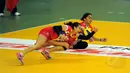 Dua pevoli putri Jakarta Electric PLN terjatuh saat menahan serangan pemain Jakarta PGN Popsivo di laga Pertamina Proliga 2015, Dome Balikpapan, (8/2/2015). Jakarta PGN Popsivo unggul 3-2 atas Jakarta Electric PLN. (Liputan6.com/Helmi Fithriansyah)