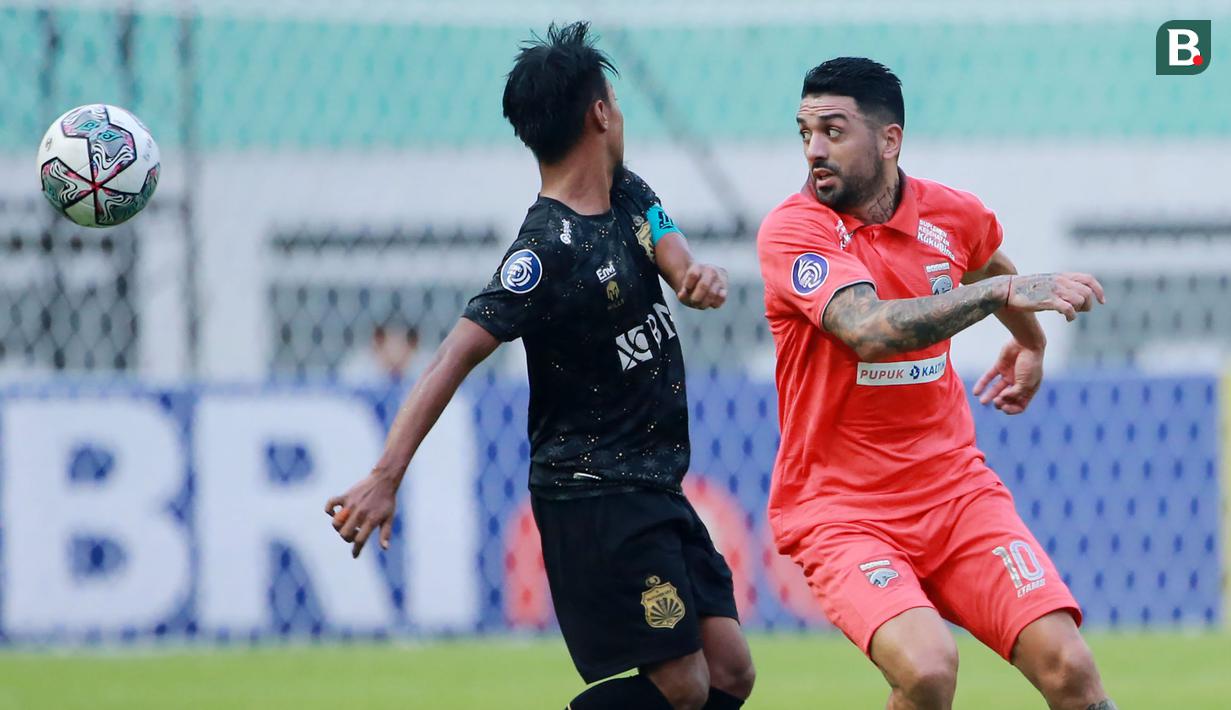 Pemain Borneo FC, Jonathan Bustos (kanan) berebut bola dengan pemain Bhayangkara FC, Hargianto pada laga pekan ke-10 BRI Liga 1 2022/2023 antara Bhayangkara FC melawan Borneo FC di Stadion Wibawa Mukti, Cikarang, Selasa (13/09/2022). (Bola.com/M Iqbal Ichsan)