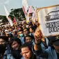 Mahasiswa membawa poster bertulis 'Mosi Tidak Percaya' saat berunjuk rasa di depan Gedung DPR/MPR, Jakarta, Senin (23/9/2019). Dalam aksinya mereka menolak pengesahan RUU KUHP dan revisi UU KPK. (Liputan6.com/JohanTallo)