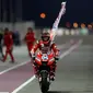 Pembalap Ducati, Andrea Dovizioso berselebrasi usai berhasil memenangkan seri pembuka MotoGP di Sirkuit Internasional Losail di Doha, Qatar (10/3). Ini kemenangan kedua beruntun Dovizioso di MotoGP Qatar. (AFP Photo/Karim Jaafar)