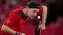 Petenis Jerman, Timo Boll, saat bertanding melawan atlet tenis meja Kazakhstan, Kirill Gerassimenko, pada pertandingan putaran ketiga di Olimpiade Tokyo 2020, Senin, (26/7/2021). (Foto: AP/Kin Cheung)