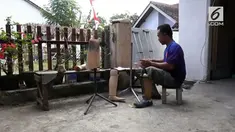 Keterbatasan fisik tidak menghalangi seorang difabel di Jember, Jawa Timur, untuk berkarya dan berguna bagi sesama.