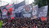 Massa suporter Persija Jakarta, The Jakmania, menggeruduk latihan tim kebanggaannya jelang menghadapi Persib Bandung di BRI Super League 2025/2026 di Persija Training Ground, Depok, pada Jumat (9/1/2026) sore WIB. (Bola.com/M Iqbal Ichsan)