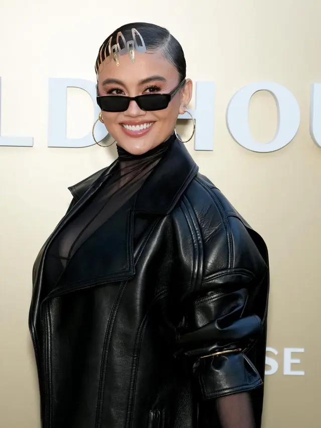 Agnez Mo di Gold Gala Pakai kacamata. [@agnezmo]