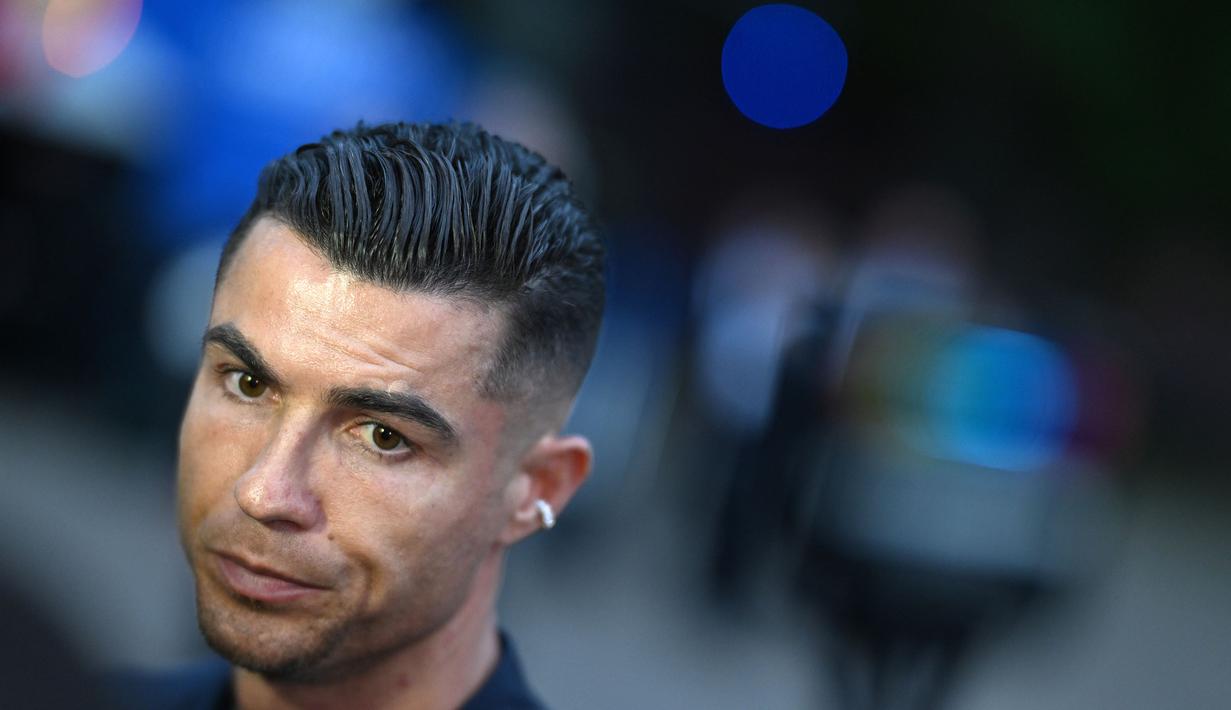 Pemain Timnas Portugal, Cristiano Ronaldo memberikan keterangan kepada awak media saat tiba di hotel tempat menginap jelang Euro 2024 di Harsewinkel, Jerman, Rabu (13/06/2024) waktu setempat. (AFP/Patricia De Melo Moreira)