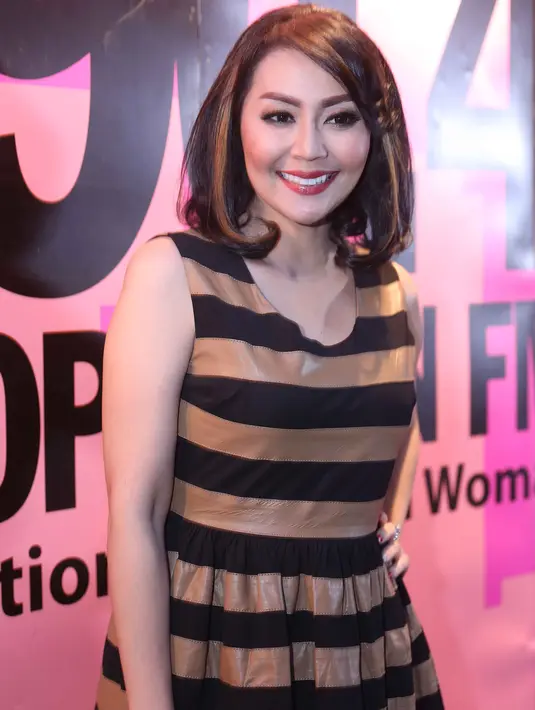 Nama Tessa Kaunang mulai dikenal masyarakat, saat bersama komedian Komeng. Tessa membawakan sebuah acara program variety show bersama Komeng tahun 1999. (Nurwahyunan/Bintang.com)