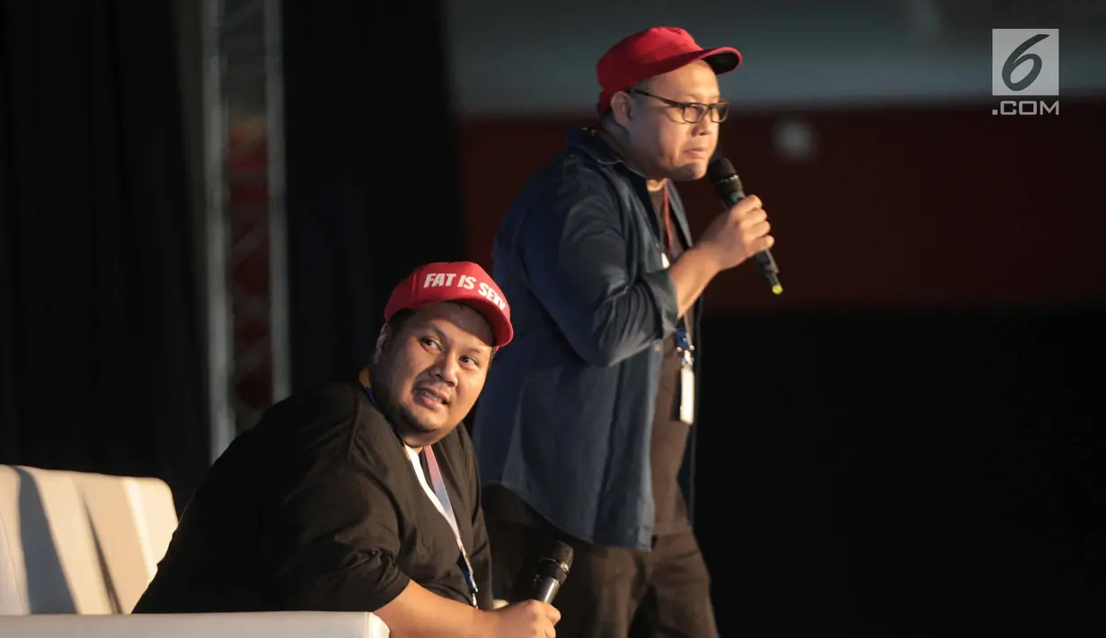 Komika Mo Sidik (kiri) dan Isman HS saat tampil dalam Stand Up for Dummies di Jakarta International Comedy Festival (JICOMFEST) 2019, JIExpo Kemayoran, Jakarta, Minggu (4/8/2019). JICOMFEST 2019 menyedot cukup banyak pengunjung, khususnya pecinta komedi. (Liputan.com/Faizal Fanani)