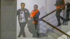 Rektor Universitas Jenderal Soedirman (Unsoed) Akhmad Sodiq berjalan menuju mobil tahanan seusai menjalani pemeriksaan di Gedung Merah Putih KPK, Jakarta, Sabtu, 22 Agustus 2026. KLY/ Arie Basuki)