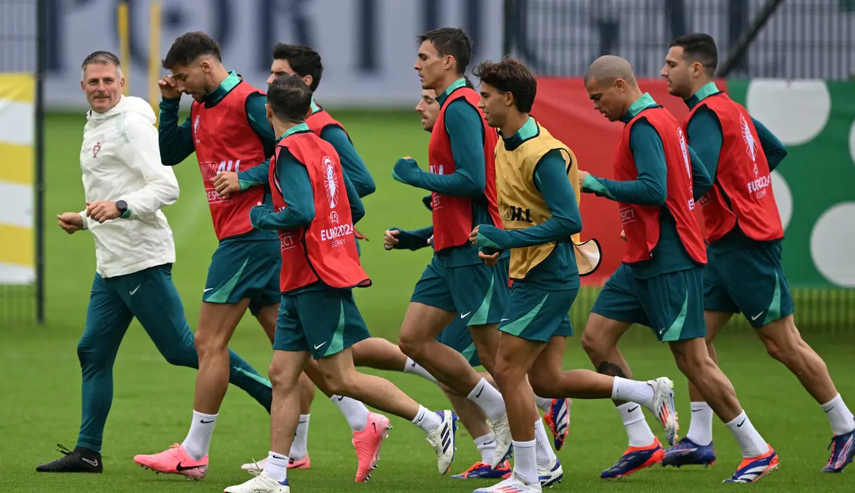 Para pemain Portugal mengikuti sesi latihan di Harsewinkel, pada 30 Juni 2024. (PATRICIA DE MELO MOREIRA/AFP)
