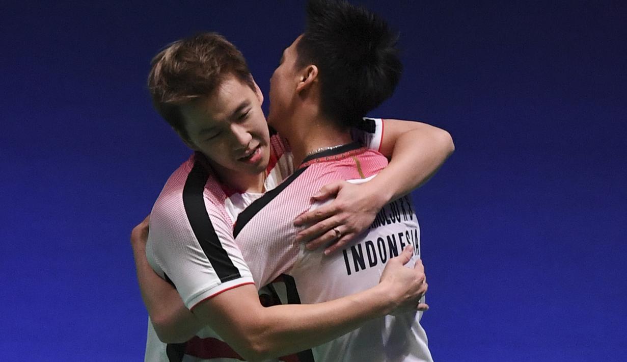 Ganda putra Indonesia, Kevin Sanjaya dan Marcus Gideon merayakan gelar All England di Birmingham, Minggu (18/3/2018). Mereka juara setelah mengalahkan Mathias Boe dan Carsten Mogensen dengan skor 21-18, 21-17. (AFP/Paul Ellis)