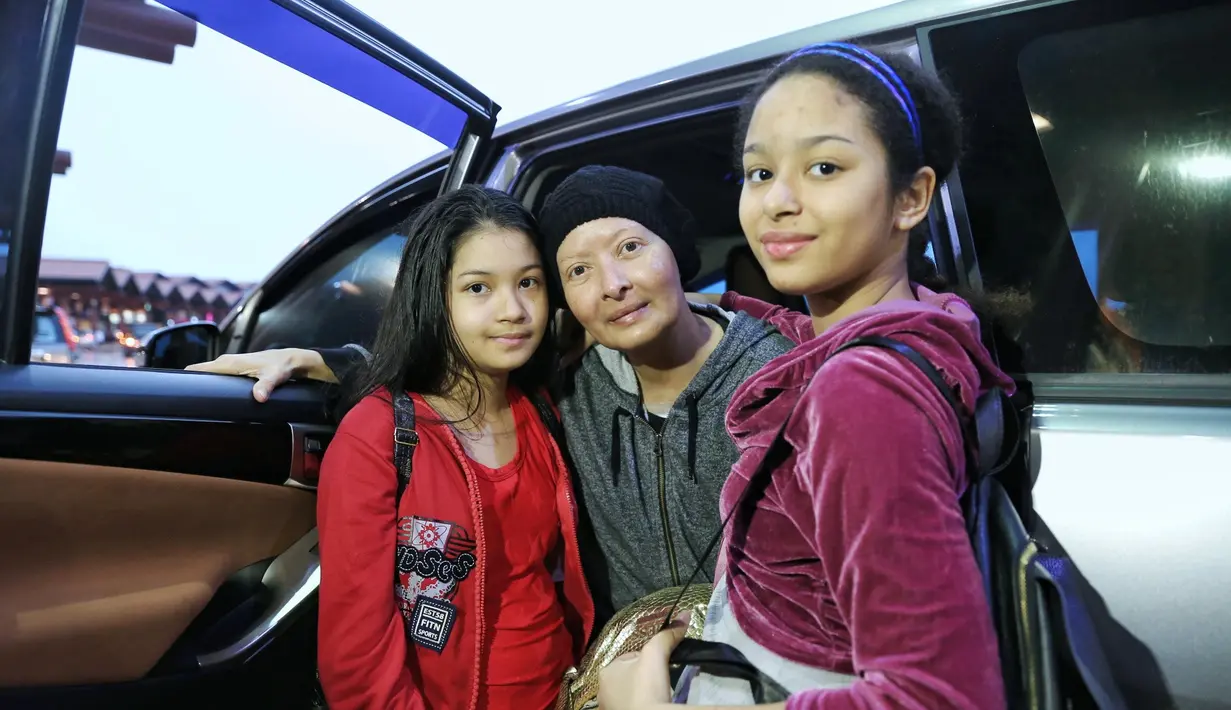 Meskipun  hanya sampai Bandara Soekarno Hatta, kedua putri Yana mengantarkannya yang hendak pergi ke Cina untuk menjalani pengobatan selama tiga bulan ke depan. Berbagai pesan dan ciuman diberikan untuk sang ibu. (Adrian Putra/Bintang.com)