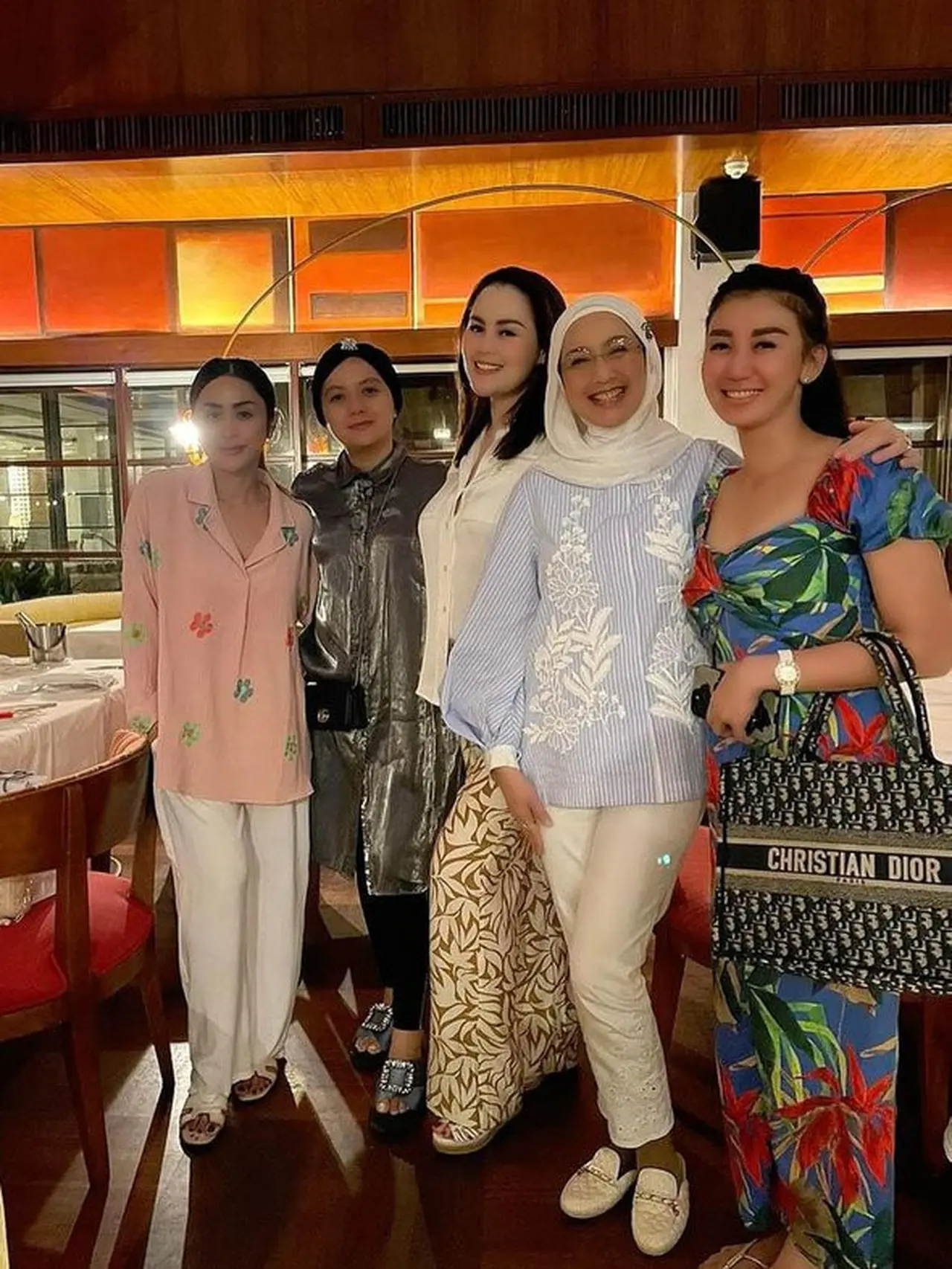 Hangout Bareng Desy Ratnasari, Ini 6 Potret Liburan Jennifer Dunn di