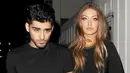 Tidak hanya dari Zayn Malik dan The Weeknd, namun di hari ulang tahunnya itu Gigi Hadid juga mendapat banyak hadiah dari sanak keluarga dan para sahabatnya. (doc. Ace Showbiz)