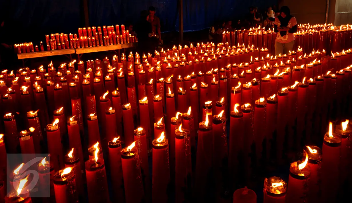 Ratusan lilin dinyalakan di Vihara Dhanagun saat Tahun Baru Imlek 2567, Bogor, Senin (8/2/2016). Vihara yang juga disebut sebagai Klenteng Hok Tek Bio menjadi pusat peribadatan umat Tionghoa Kota Bogor. (Liputan6.com/Helmi Fithriansyah)