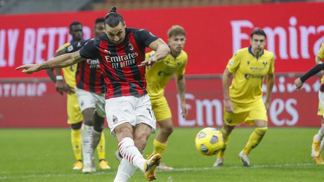 Foto Liga Italia: Meski Gagal Eksekusi Penalti, Zlatan Amankan Satu Poin untuk AC Milan Saat Menjamu Hellas Verona