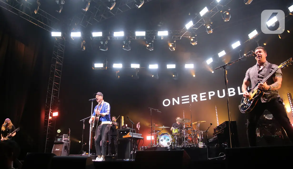 Grup band One Republic tampil pada Woke Up Fest 2023 di Istora Senayan, Jakarta, 25 Februari 2023. Band beraliran pop rock asal Amerika Serikat tersebut tampil memukau dengan membawakan sejumlah lagu di antaranya Secrets dan Good Life dari album Waking Up. (Kapanlagi.com/Bambang E. Ros)