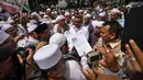 Massa saat melakukan aksi di depan Gedung DPRD DKI Jakarta, Selasa (24/3/2015). Dalam aksinya, mereka meneriakkan dukungan terhadap hak angket DPRD DKI Jakarta. (Liputan6.com/Faizal Fanani)