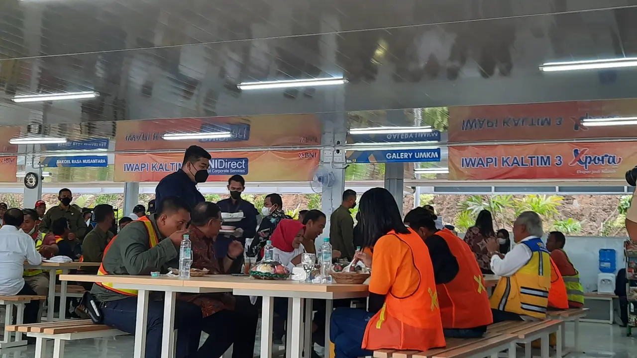 Momen saat Presiden Joko Widodo (Jokowi) makan siang bersama dengan para pekerja Konstruksi Ibu Kota Nusantara (IKN) di Kabupaten Penajam Paser Utara, Kalimantan Timur, Kamis (23/2/2023).