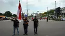 Warga bersama pengguna jalan melakukan penghormatan saat detik-detik proklamasi 17 Agustus di ruas jalan protokol Jakarta-Bogor, pertigaan Cibinong, Bogor, Jawa Barat, Rabu (17/8/2022). Sejumlah pengguna jalan terlihat turun dari kendaraannya dan melakukan sikap hormat. (merdeka.com/Arie Basuki)
