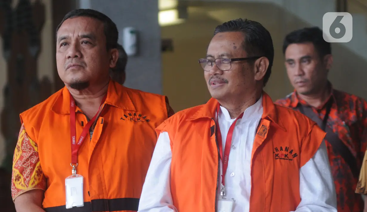 Bupati Indramayu nonaktif Supendi (kanan) dan Kadis PUPR Kabupaten Indramayu Omarsyah usai menjalani pemeriksaan sebagai tersangka dugaan suap pengaturan proyek di Gedung KPK, Jakarta, Jumat (10/1/2020). (merdeka.com/Dwi Narwoko)