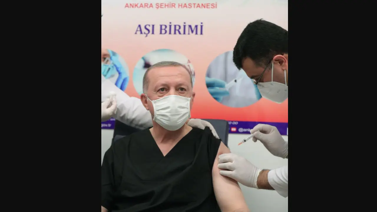 Presiden Turki Recep Tayyip Erdogan disuntik vaksin Sinovac.