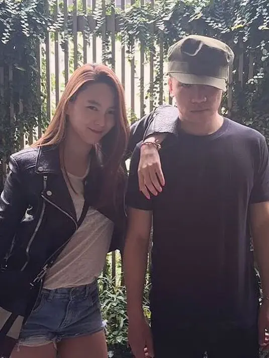 Gaeko dan Kim Soo Mi terlihat romantis dan kompak. Mereka tampil keren dengan mengenakan jaket kulit yang dipadu dengan topi. (Foto: koreaboo.com)