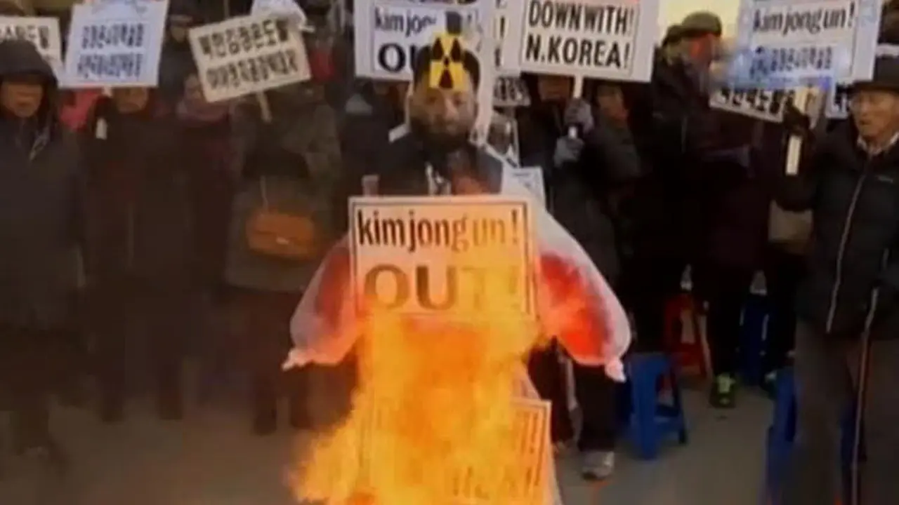 VIDEO: Protes Uji Coba Bom, Warga Korsel Bakar Boneka Kim Jong Un