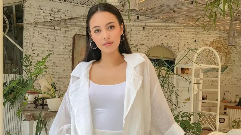 FOTO: Gaya Anggika Bolsterli dengan Outfit Putih, Menawan