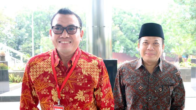 Wakil Ketua DPR Bidang Keuangan Taufik Kurniawan (kanan) tiba di Gedung KPK, Jakarta, Jumat (2/11). Taufik menjalani pemeriksaan perdana pascaditetapkan sebagai tersangka oleh KPK. (Merdeka.com/Dwi Narwoko)