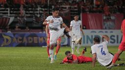 Stefano Lilipaly (tengah bawah) melakukan protes kepada wasit usai dilanggar bek Arema FC, Sergio Domingos Reis Silva (kanan). (Bola.com/Ikhwan Yanuar)
