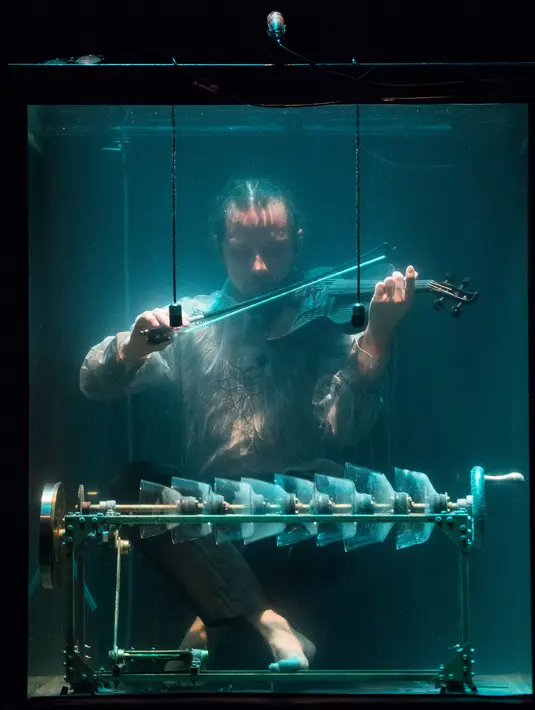 Salah satu anggota Between Music memainkan alat musik mereka saat latihan jelang Konser Underwater AquaSonic di Aarhus, Denmark, Rabu (19/4). (AFP PHOTO / Jonathan NACKSTRAND)