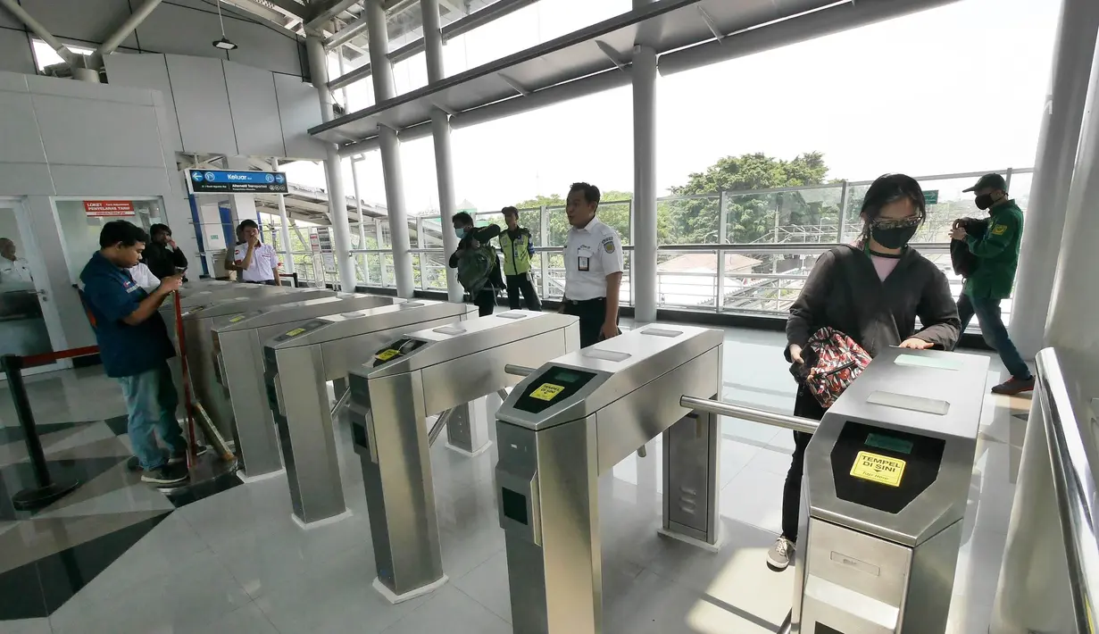Penumpang tap tiket saat "Uji Coba Pelayanan Pengguna Jasa KRL" di Lantai Dua Stasiun Cakung, Jakarta, Selasa (9/10). BTPWJB Kemenhub telah merampungkan modernisasi Stasiun Cakung. (Liputan6.com/Herman Zakharia)