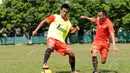 M Ilham (kanan) berusaha menghalangi pergerakan Firmansyah saat sesi latihan di lapangan Yon Zikon 13/KE, Jakarta, (23/22/2014). (Liputan6.com/Helmi Fithriansyah)