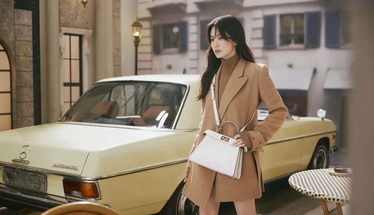 FENDI baru saja merilis video kampanye terbaru untuk #FendiPeekaboo yang menghadirkan aktris terkemuka asal Korea, sekaligus brand ambassador FENDI sendiri di Korea Song Hye Kyo. Foto: Document/FENDI.