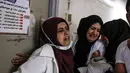 Perawat menangis atas kematian rekannya Razan al-Najjar di lorong rumah sakit Khan Yunis di Jalur Gaza selatan (1/6). Razan adalah sukarelawan Palestina berusia 21 tahun untuk kementerian kesehatan yang dikelola Hamas di Gaza. (AFP Photo/Kata Khatib)