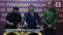 Sekretaris Jenderal KPU RI Bernad Dermawan Sutrisno (kiri), Dirjen Dukcapil Zudan Arif Fakrulloh (tengah), dan Ketua KPU RI Hasyim Asy'ari (kanan) saat penandatanganan perjanjian kerja sama antara Direktur Jenderal Dukcapil Kemendagri dengan Sekretaris Jenderal KPU RI di Gedung KPU, Jakarta, Rabu (29/6/2022). Kerja sama ini mengenai pemanfaatan nomor induk kependudukan, data kependudukan, dan kartu tanda penduduk elektronik dalam pemutakhiran data pemilih. (Liputan6.com/Angga Yuniar)