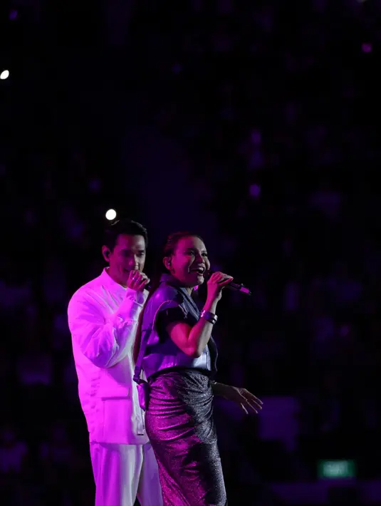Selain itu turut hadir pula sosok yang sudah sekian lama dekat dengan Rossa, yakni Afgan. Mereka tak ketinggalan membawakan Kamu yang Kutungggu secara duet dengan apik. (Daniel Kampua/Fimela.com)