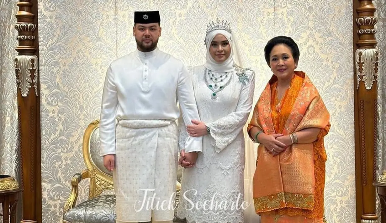 <p>Gaya Titiek Soeharto Saat Hadir di Pernikahan Putri Kerajaan Pahang Malaysia. [@titieksoeharto]</p>