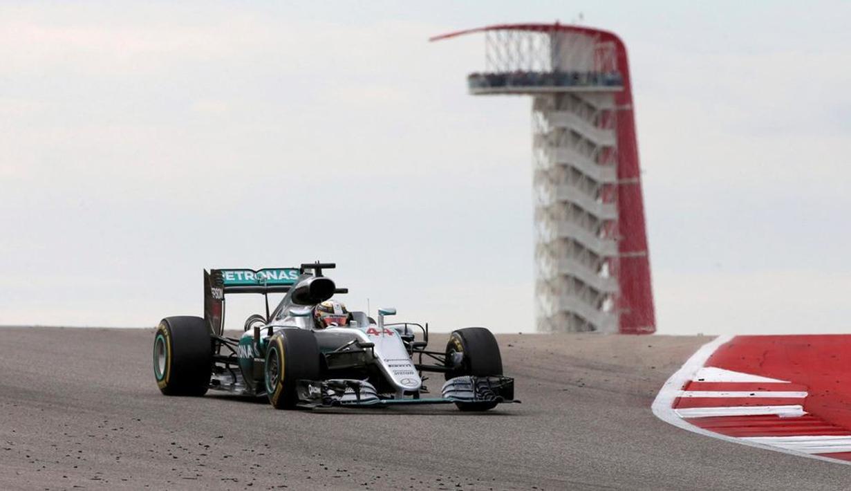 Pebalap Mercedes, Lewis Hamilton, jauh meninggalkan lawan-lawannya dalam balapan F1 GP Amerika Serikat di Sirkuit Americas, Austin, Senin (24/10/2016) dini hari WIB. (Reuters/Adrees Latif)