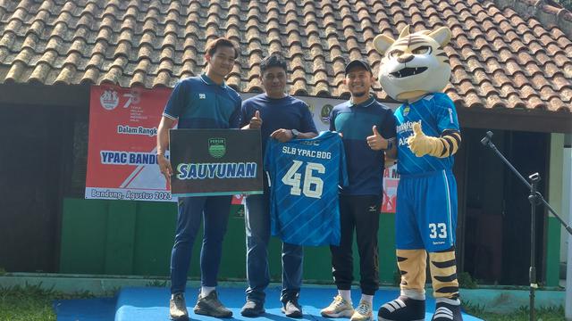 Persib Bandung Hibur Siswa-Siswi SLB di Bandung