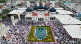 Foto udara menunjukkan umat Muslim saat melaksanakan salat Idul Adha di Masjid Raya Baiturrahman, Banda Aceh pada Rabu 27 Mei 2026. (CHAIDEER MAHYUDDIN/AFP)